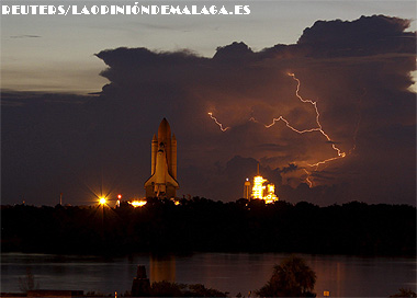 Tormenta eléctrica tras el Transbordador espacial Discovery