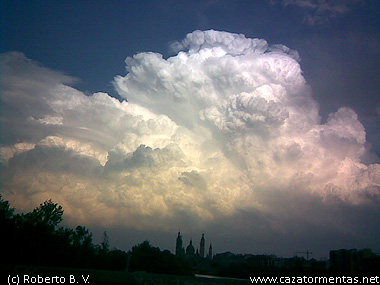 Bellas tormentas con La Pilarica al fondo (Zaragoza)