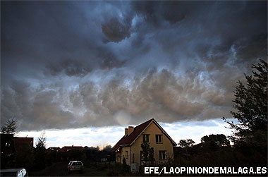 Línea de turbonada atravesando Mierzyn, Polonia.