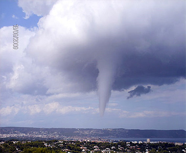 Las intensas tormentas generan dos tornados en la C. Valenciana
