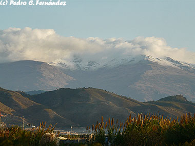 Las cumbres de Sierra Nevada amanecen blancas