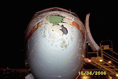 Impactantes imágenes del daño del granizo en el fuselaje de un avión