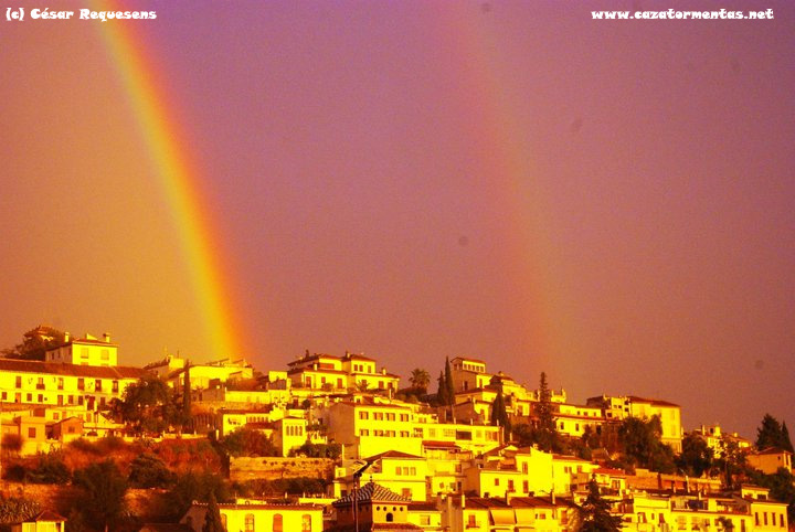 Impresionante arcoiris desde el eterno Albaicín de Granada