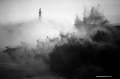 El faro de la Isla de Mauro (Santander) en medio de la tempestad