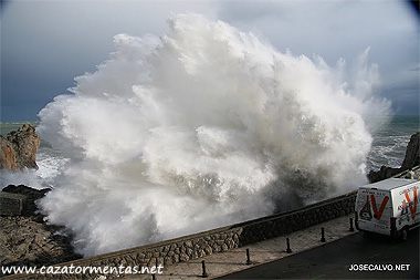 El envite de la borrasca BECKY desde Castro Urdiales, Cantabria