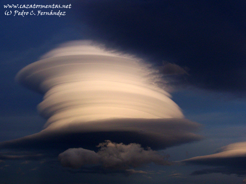 Enorme altocúmulo lenticular sobre Sierra Nevada