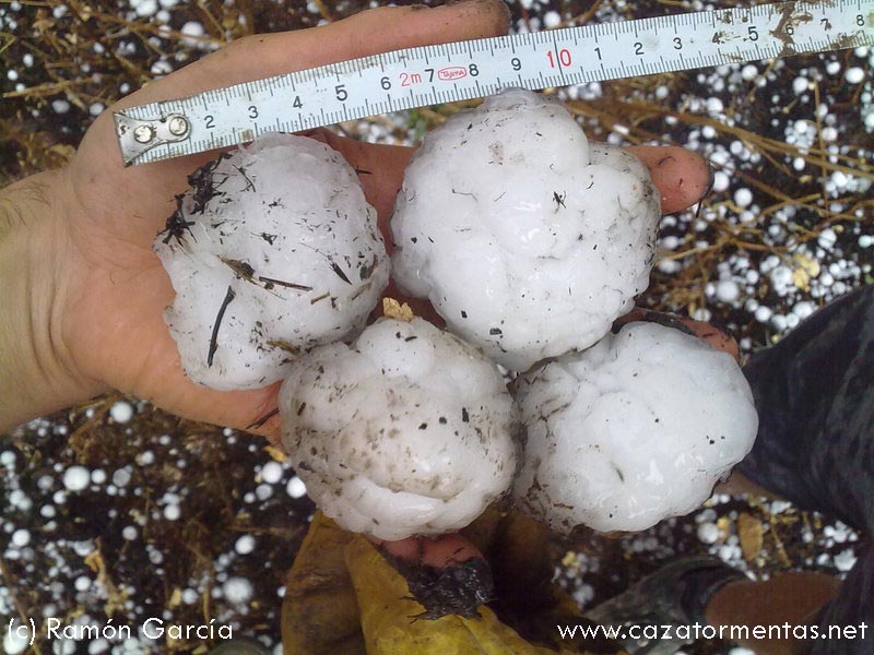 Piedras de granizo de 6 cm. en Avilés, Murcia