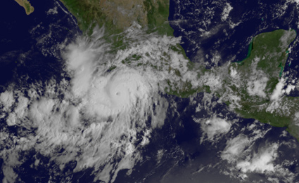 El Huracán Hillary se aleja de México hacia el Pacífico