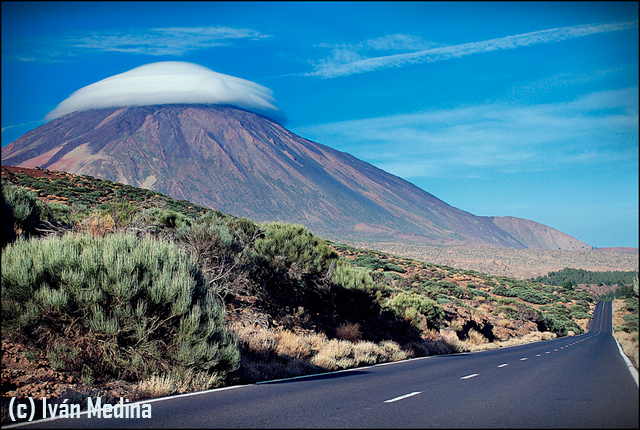 Extraordinaria nube sombrero sobre el Teide, Islas Canarias