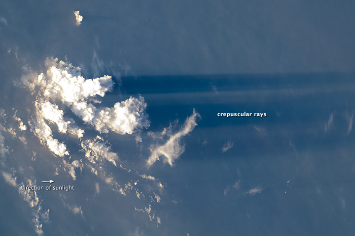 Rayos crepusculares fotografiados desde la Estación Espacial Internacional