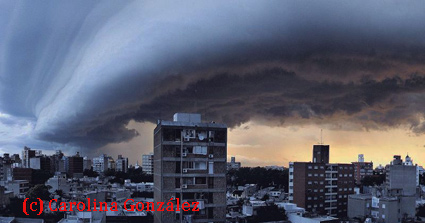 Tétrico cumulonimbus arcus en el cielo de Montevideo