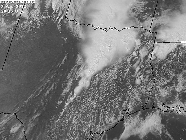 Un tornado levanta por los aires semirremolques en Dallas, EEUU