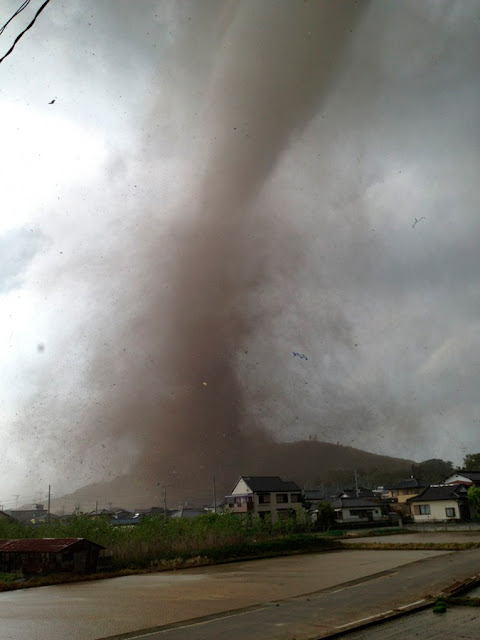 El tornado de Tsukuba, Japón. Imágenes del enorme embudo y los destrozos