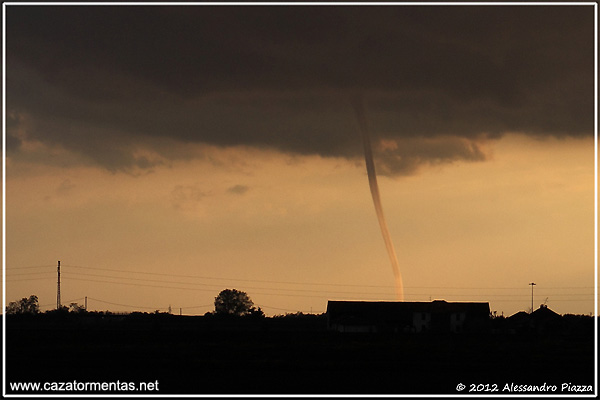 Tornado, o landspout, en Vercelli, Italia