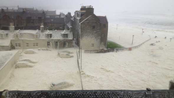 La espuma marina cubre la costa de Escocia