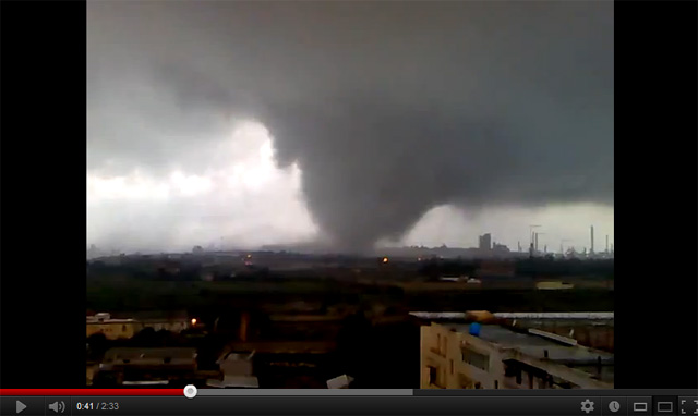 Enorme tornado azota puerto industrial de Tarento, Apulia, sur de Italia
