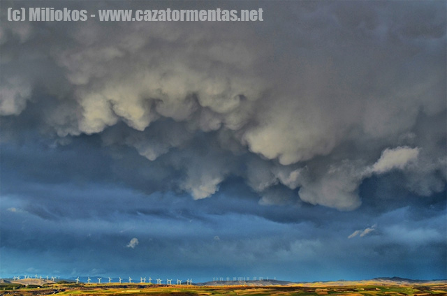 Espectaculares nubes mammatus desde Rubena, Burgos