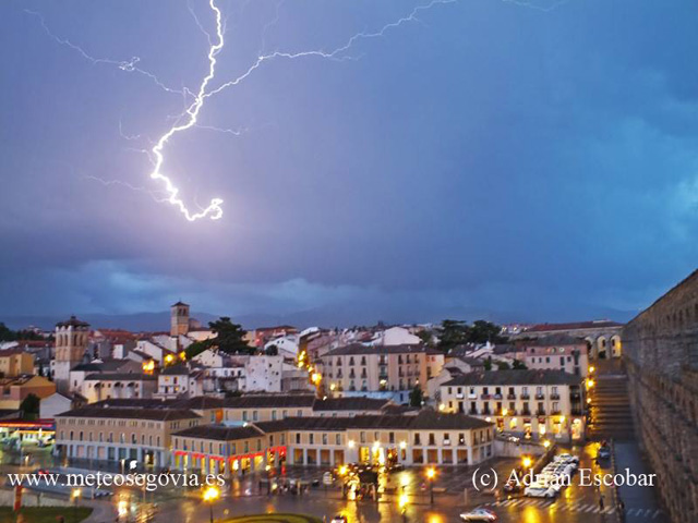 Domingo de tormentas y quitanieves para retirar granizo de la A-2