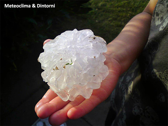 Piedras de granizo de entre 8 y 10 cm de diametro en Alemania