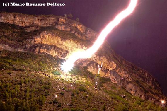 Increíble foto de impacto de rayo sobre linea de alta tensión en Chulilla, Valencia
