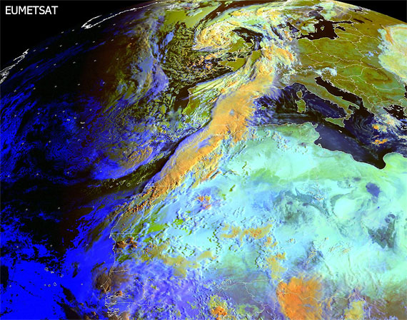 Una banda nubosa de varios miles de km. de longitud, Sahara Oeste hasta Peninsula Iberica