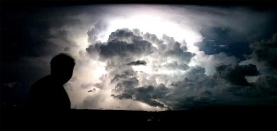 Video extraordinario de la supercelula de Burgos iluminada por los rayos y relampagos continuos