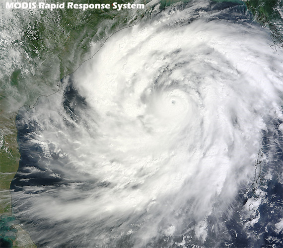 La India a menos de 18 horas de recibir el impacto de la supertormenta ciclonica PHAILIN, categoria 5