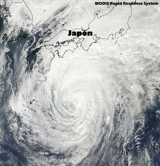 Tifon WIPHA deja lluvia torrencial y nieve en Japon