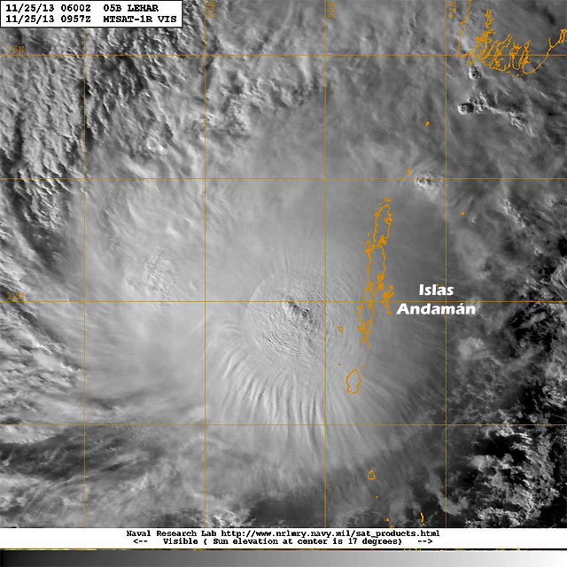 Tormenta ciclonica severa LEHAR en el Golfo de Bengala amenaza a India