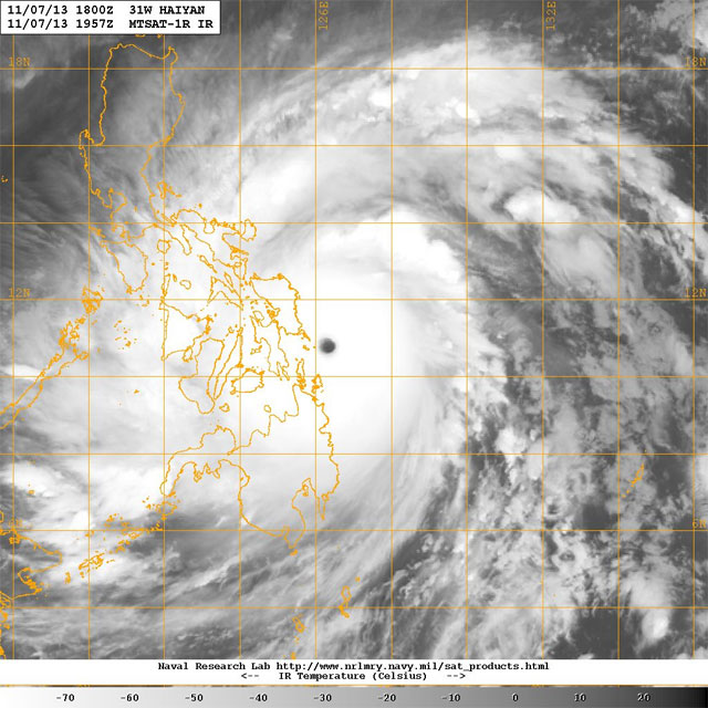 Super tifón HAIYAN o YOLANDA impacta en Filipinas con vientos de 313 kph