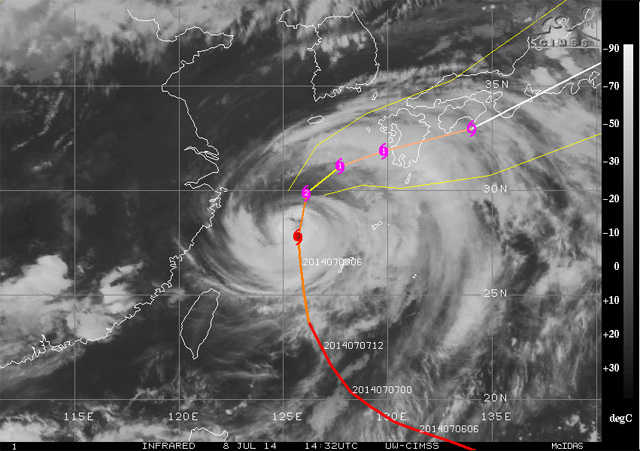 El tifon Neoguri se debilita en su camino hacia Kyushu, Japon