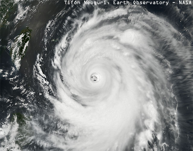 En el ojo del tifon Neoguri, pinwheel eye