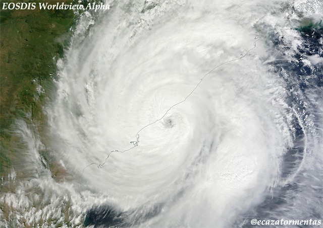 El intenso ciclon Hudhud hizo impacto directo en Visakhapatnam, Andhra Pradesh, India
