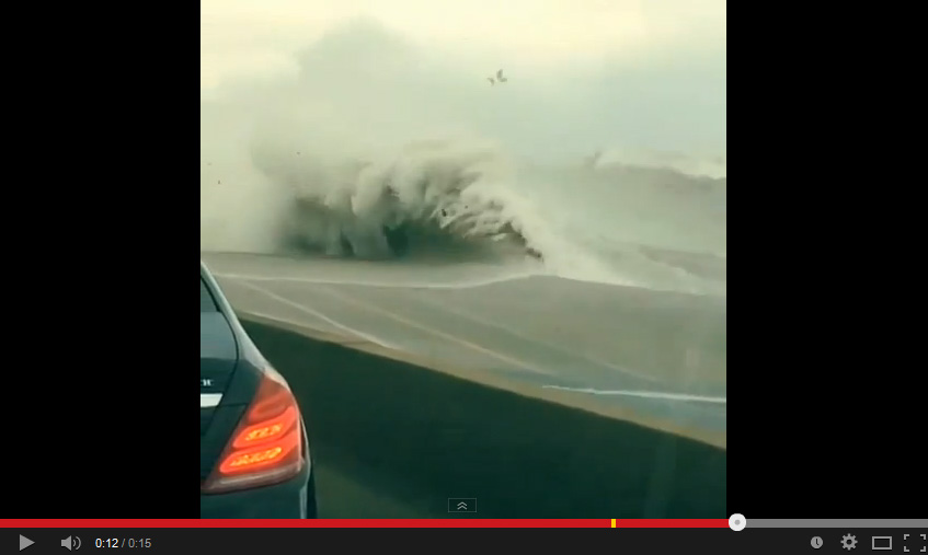 Estados Unidos, grandes olas en el Lago Michigan dia Halloween