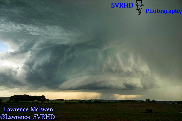 Caso espectacular de supercelula clasica tornadica en Texas