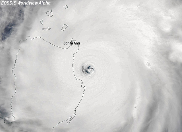 El ojo del super tifon Noul o Dodong roza la isla de Luzon en Filipinas