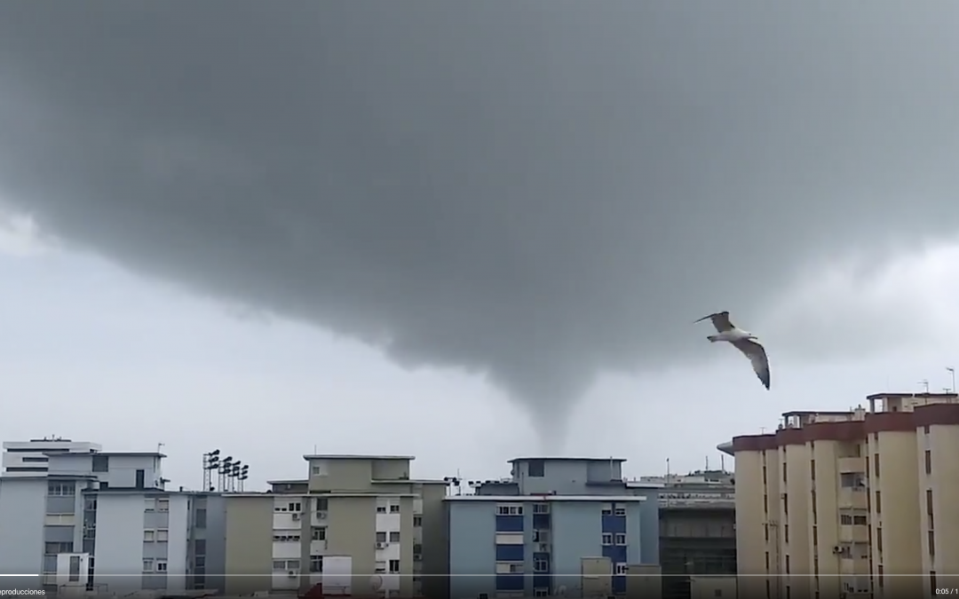 Un barógrafo de AEMET registra el paso de un tornado marino en Cádiz