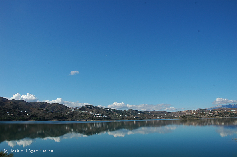 ¿Por qué el cielo es azul y las nubes son blancas u oscuras?