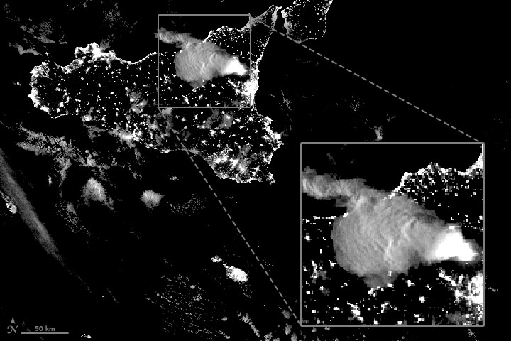 Volcán Etna: erupción nocturna, con pirocúmulo y lava